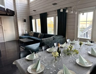 Juhlakattaus ja vihreä kulmasohva Iltatähden vuokrahuvilan olohuoneessa Muuramessa