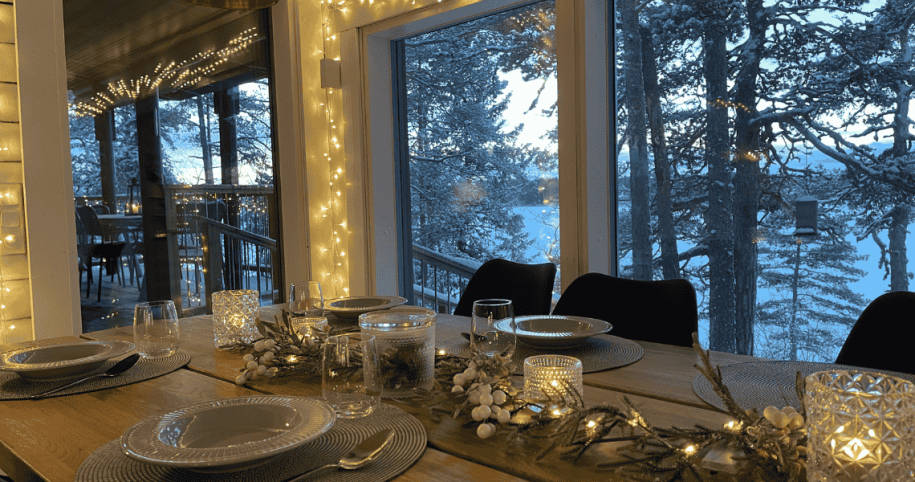 Jouluinen pöytä Meriluodon Tähti-huvilassa Kustavissa