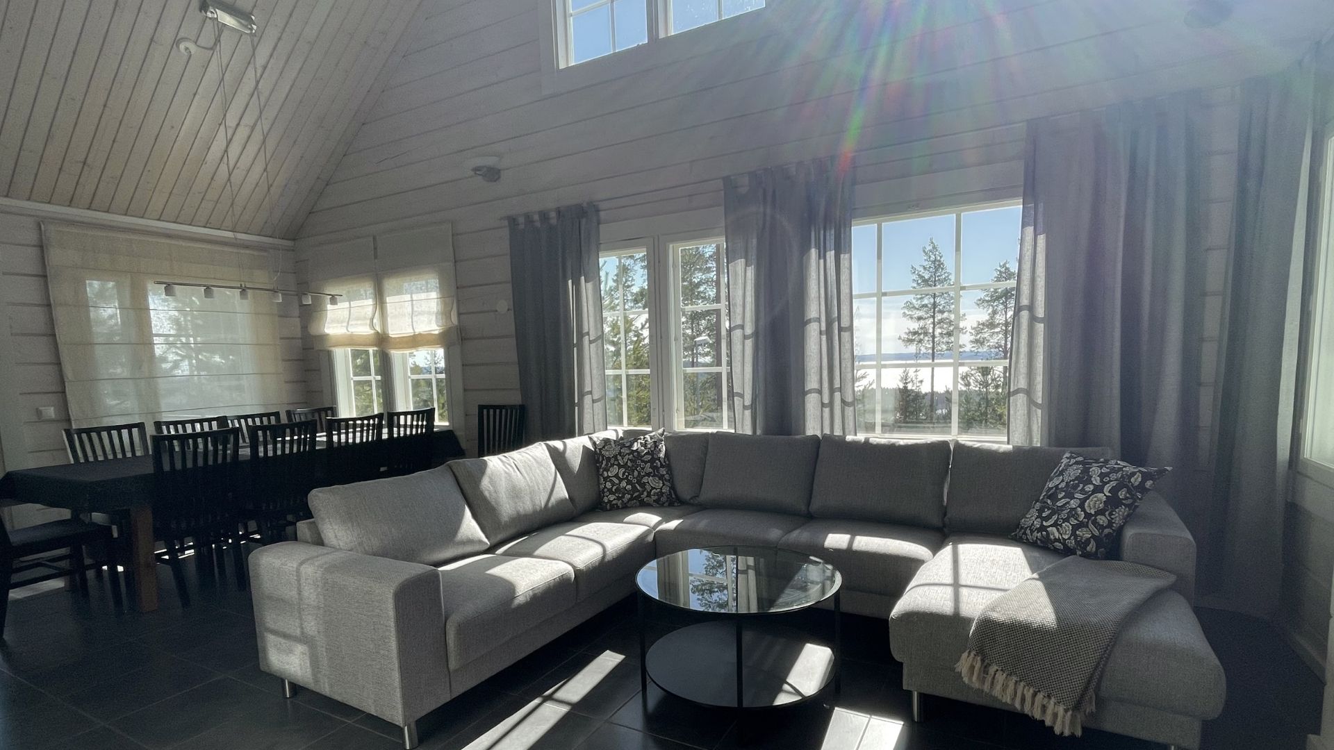 Roohitähti-huvilan olohuone ja sohva