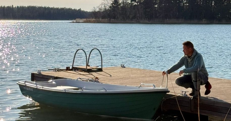 Soutuveneen kiinnittäminen laituriin Meriluodon Tähdessä Kustavissa