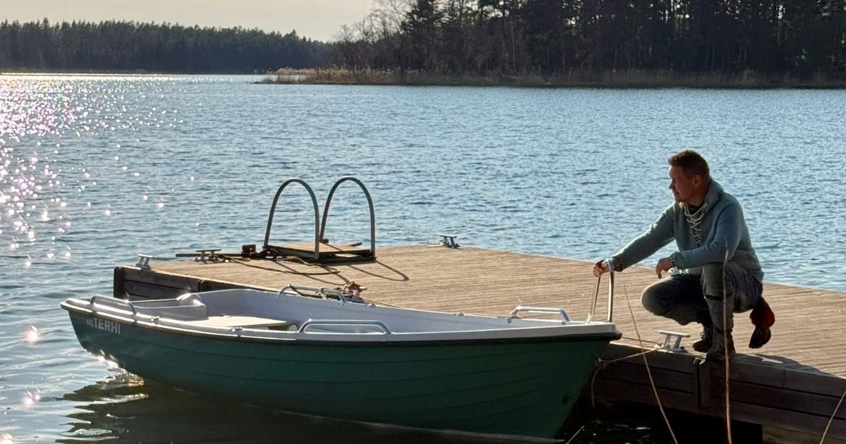Soutuveneen kiinnittäminen laituriin Meriluodon Tähdessä Kustavissa