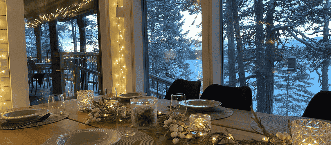 Jouluinen pöytä Meriluodon Tähti-huvilassa Kustavissa