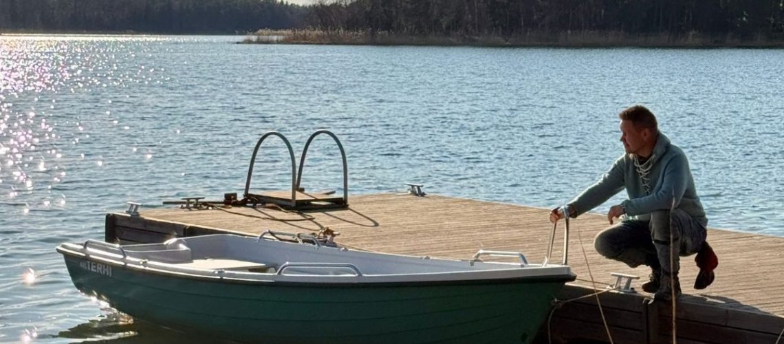 Soutuveneen kiinnittäminen laituriin Meriluodon Tähdessä Kustavissa