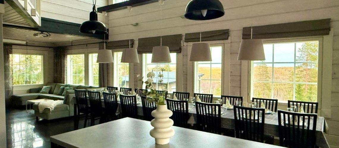 Lumitähti – huvilan ruokailu- ja oleskelutila ja näkymä Päijänteelle Riihivuoressa