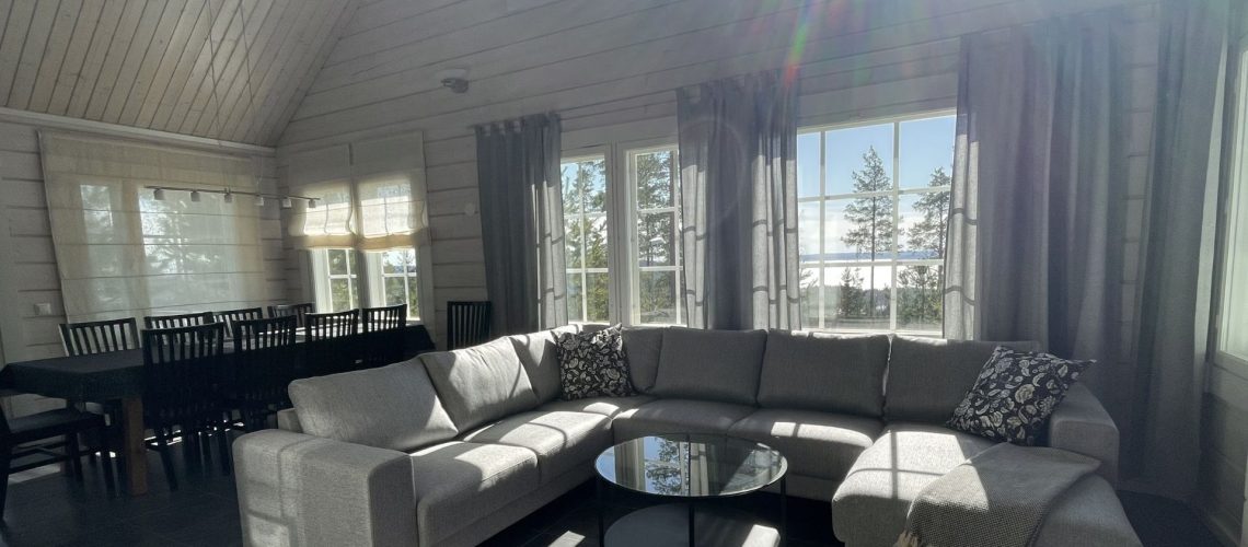 Roohitähti-huvilan olohuone ja sohva